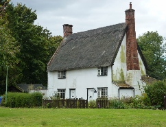 Thatched cottage in Homsersfield.